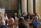 Konferencja we Lwowie. Uczestnicy siedzą w sali.