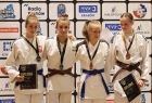 wspólne zdjęcie judoczek na tle ścianki partnersko-sponsorskiej