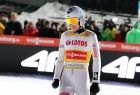 Kamil Stoch czeka na wynik swojego skoku