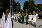 Kwiaty przed Grobem Nieznanego Żołnierza w Oświęcimiu składa kobieca delegacja wraz z Iwoną Gibas z Zarządu Województwa Małopolskiego
