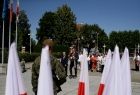 Biało-czerwone flagi i wojskowa warta honorowa przed Grobem Nieznanego Żołnierza w Oświęcimiu