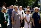 Iwona Gibas z zarządu województwa wraz z uczestnikami oświęcimskich obchodów Święta Wojska Polskiego