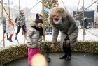 Akcja Małopolska uskrzydla na rynku w Zatorze, Iwona Gibas z mieszkańcami