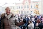 Akcja Małopolska uskrzydla na rynku w Zatorze, Iwona Gibas z mieszkańcami