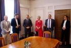 Iwona Gibas z zarządu województwa, Agata Gworek dyrektor Miejskiego Ośrodka Sportu i Rekreacji w Oświęcimiu, wiceprezydent Krzysztof Kania, prezes Marcin Nowak i Jakub Przewoźnik z agendy UMWM w Oświęcimiu podczas wizyty w Urzędzie Miasta Oświęcim