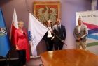 Iwona Gibas z zarządu oraz wiceprezydent Oświęcimia Krzysztof Kania prezentują flagę igrzysk europejskich
