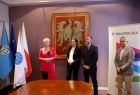 Iwona Gibas z zarządu województwa, Agata Gworek - dyrektor Miejskiego Ośrodka Sportu i Rekreacji w Oświęcimiu, wiceprezydent Krzysztof Kania oraz prezes Marcin Nowak podczas wizyty w Urzędzie Miasta Oświęcim