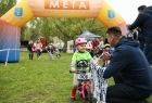 Wicemarszałek Łukasz Smółka wręcza medal chłopcu na rowerze