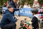 Przedstawiciele samorządu wojewódzkiego witają dzieci na mecie wyścigu