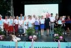 Uczestnicy festiwalu z wyróżnieniami na scenie