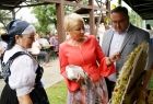 Iwona Gibas ogląda wieniec dożynkowy