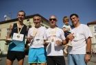 Biegacze na ulicach Wadowic po zakończonym biegu