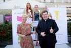 Iwona Gibas z uczestniczkami biegu