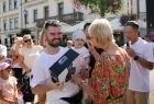 Iwona Gibas wręcza nagrodę