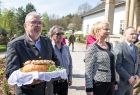 Iwona Gibas z zarządu województwa, radny Rafał Stuglik oraz dyrektor małopolskiego muzeum w Wygiełzowie Marek Bębenek, trzymający powitalny bochen chleba