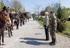 Iwona Gibas z zarządu województwa podczas spotkania z kawalerzystami z grupy rekonstrukcji historycznej