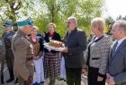 Rozmowa z przedstawicielami grupy rekonstrukcji historycznej. Dyrektor Marek Bochenek w obecności Iwony Gibas z zarządu województwa przekazuje powitalny bochen chleba