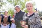 Iwona Gibas z zarządu województwa prezentująca otrzymany pamiątkowy medal