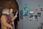 Ambasador ogląda wystawę "Powerbank/siła kobiet"