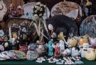 Na zdjęciu fragment stoiska z rękodziełem, min. aniołki, kurki, baranki, jajeczka i bazie.