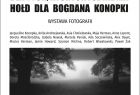 Grafika ze zdjęciem czarno-białym autorstwa Bogdana Konopki przedstawiającym drzewa we mgle