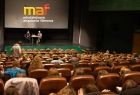 sala kinowa wypełniona młodzieżą