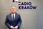 marszałek na tle ściany z napisem Radio Kraków