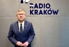 Marszałek Witold Kozłowski na szarym tle z granatowym napisem Radio Kraków.