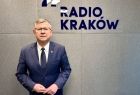 Marszałek Witold Kozłowski na szarym tle z granatowym napisem Radio Kraków.