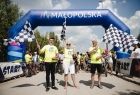 Łukasz Smółka i Iwona Gibas stoją na linii startu, machając do zawodników