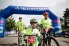 Mali rowerzyści w koszulkach "Małopolska Tour"