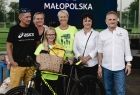 Grupa osób na scenie, w tle banner z napisem "Małopolska"