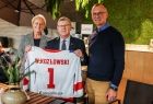 Marszałek Witold Kozłowski prezentuje hokejową koszulkę z numerem 1 i swoim nazwiskiem
