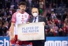 Szymon Sićko odbiera z rąk Andrzeja Kraśnickiego nagrodę dla najlepszego zawodnika meczu Polska - Hiszpania 