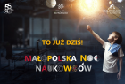 Napis na ciemnym tle : Małopolska Noc Naukowców - to już dziś. Po prawej stronie chłopiec z ręką do góry, nad nim planety