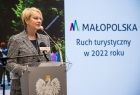 Iwona Gibas omawia wyniki badań ruchu turystycznego