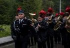 Przemarsz uczestników uroczystości. Na czele orkiestra dęta