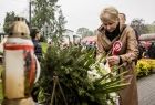 Iwona Gibas z zarządu województwa składa wieniec przed pomnikiem w Jawiszowicach