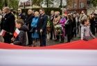 Delegacje biorące udział w uroczystościach w Oświęcimiu. Na pierwszym planie duża biało-czerwona flaga, którą niosły dzieci