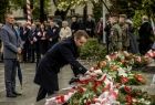 Poseł Rafał Bochenek składający kwiaty na płycie Grobu Nieznanego Żołnierza w Oświęcimiu