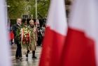 Iwona Gibas z Zarządu Województwa Małopolskiego oraz Jakub Przewoźnik z agendy Urzędu Marszałkowskiego składają wieniec podczas obchodów w Oświęcimiu. Na pierwszym planie biało-czerwone flagi