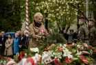 Iwona Gibas z Zarządu Województwa Małopolskiego składa wieniec na płycie Grobu Nieznanego Żołnierza