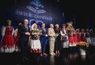 Goście wydarzenia wraz z artystami na scenie