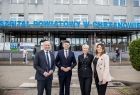 Iwona Gibas i Łukasz Smółka z dyrektorem placówki i lekarzami