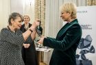 Iwona Gibas wręcza nagrodę Joannie Wnuk-Nazar