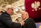 Wicemarszałek Józef Gawron wręcza odznakę