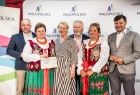 Iwona Gibas, radni województwa i laureatki konkursu