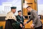 Prof. Jerzy Lis, rektor AGH gratuluje absolwentowi