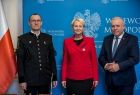 Iwona Gibas i Ryszard Pagacz wręczają Krzyż Małopolski