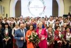 Iwona Gibas pozuje do pamiątkowego zdjęcia z uczestniczkami spotkania